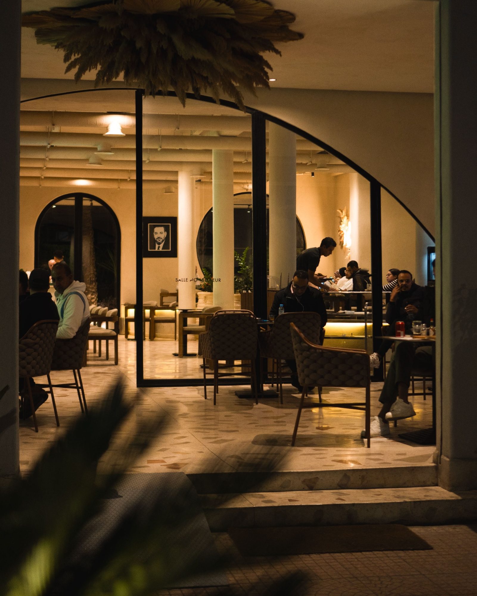 La salle de Carmel Marrakech vue depuis le jardin à la tombée de la nuit