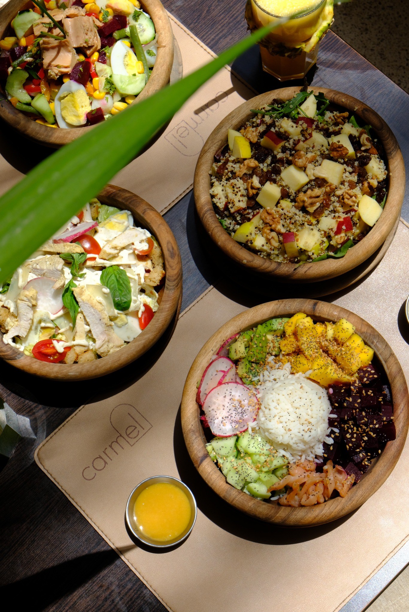 Sélection de bowls et salades signature de Carmel Marrakech sur une table ensoleillée