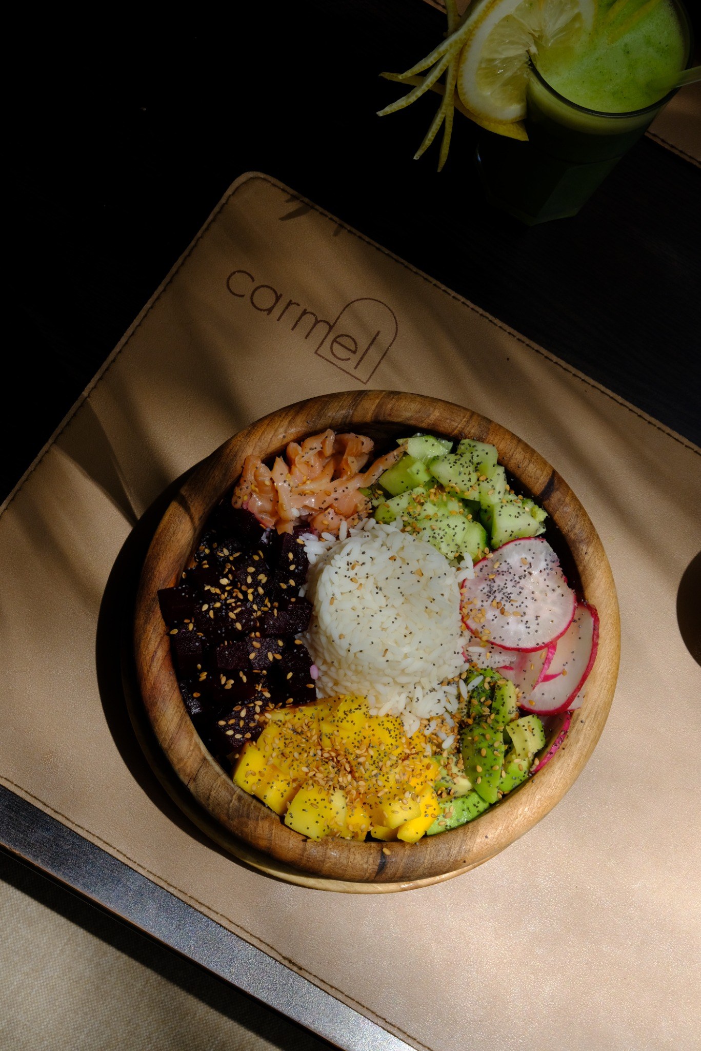 Le poke bowl au saumon de Carmel avec riz, avocat, mangue et betterave