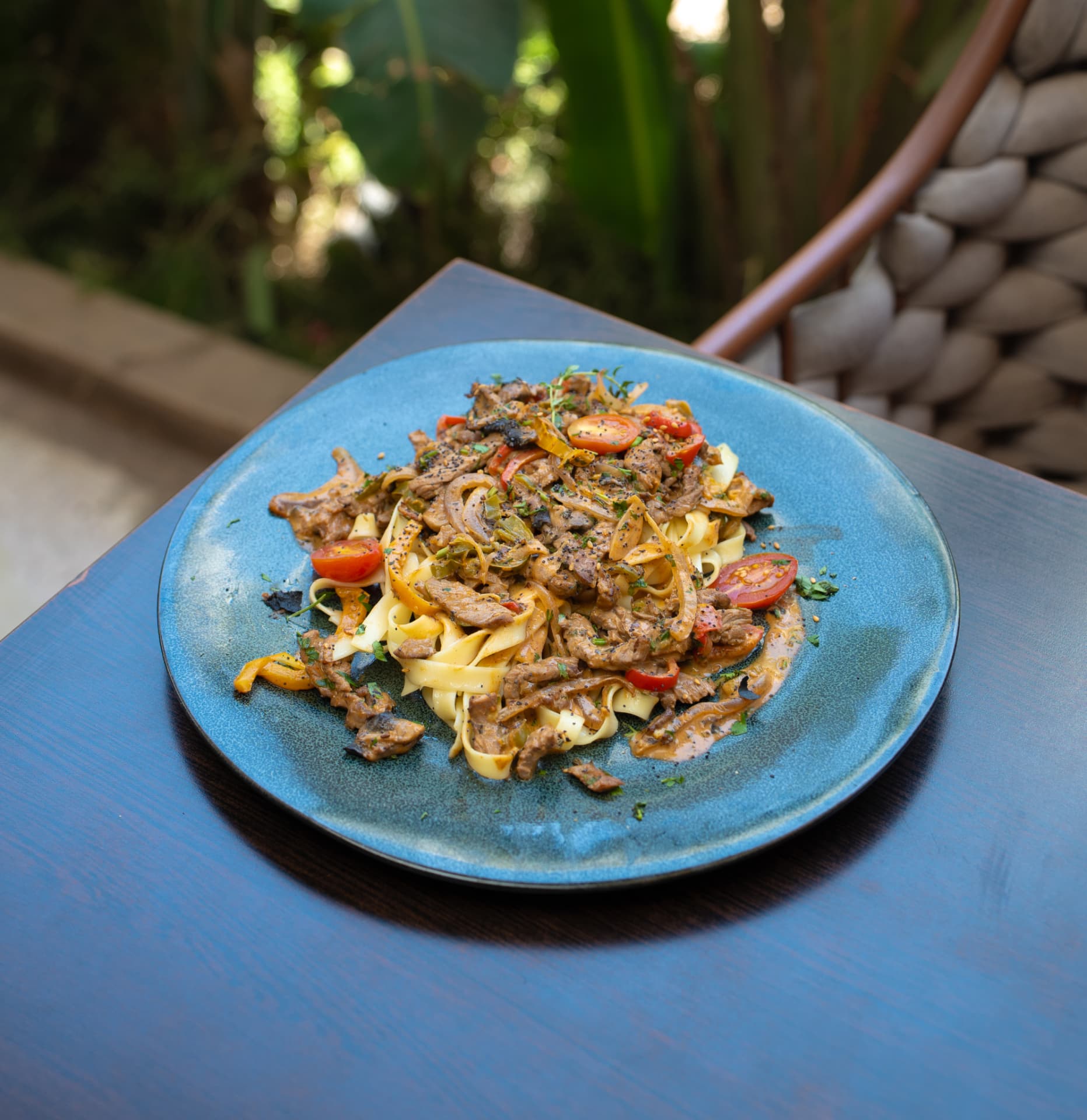 Tagliatelle à l'émincé de bœuf, tomates et poivrons, plat de pâtes de Carmel Marrakech