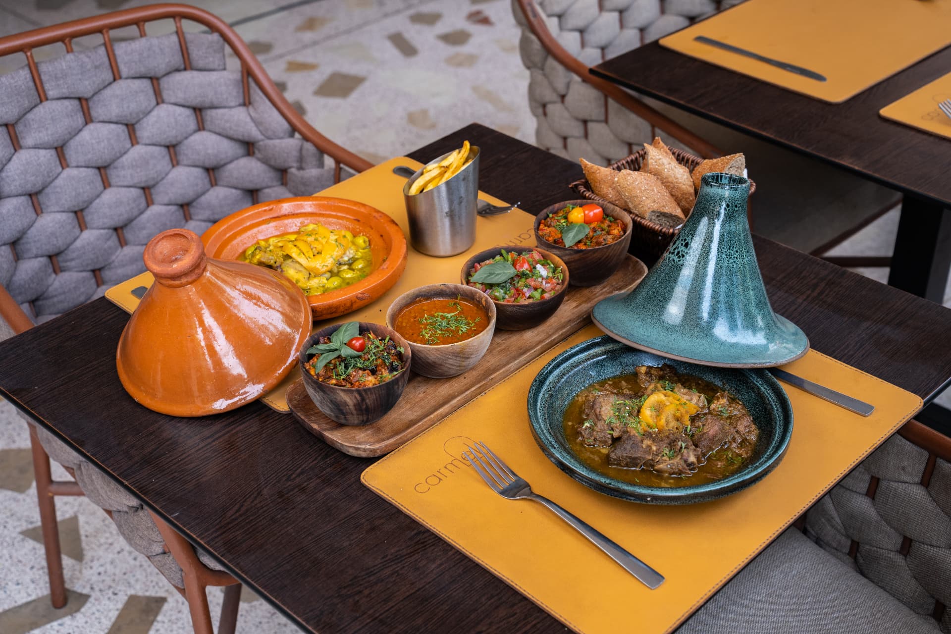 Tajine marocain, salades et pain frais servis sur la terrasse de Carmel Marrakech