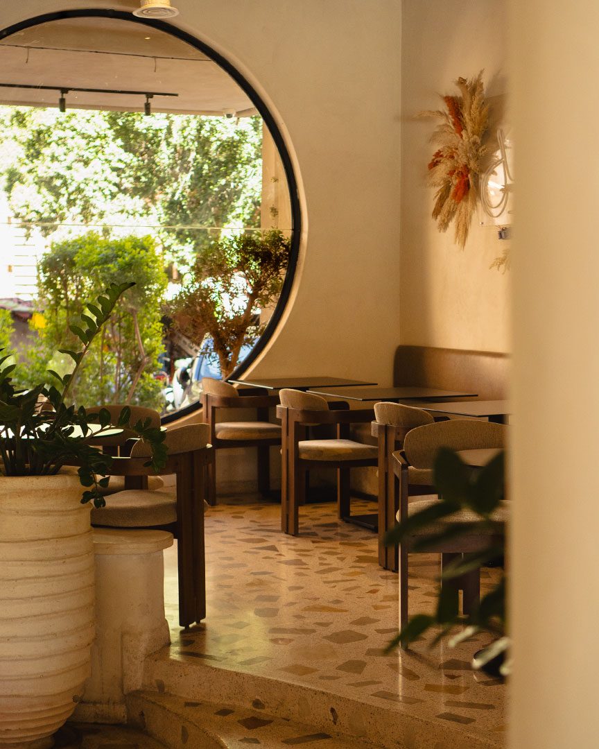 Fenêtre en arc et sol en terrazzo dans la salle de Carmel Marrakech