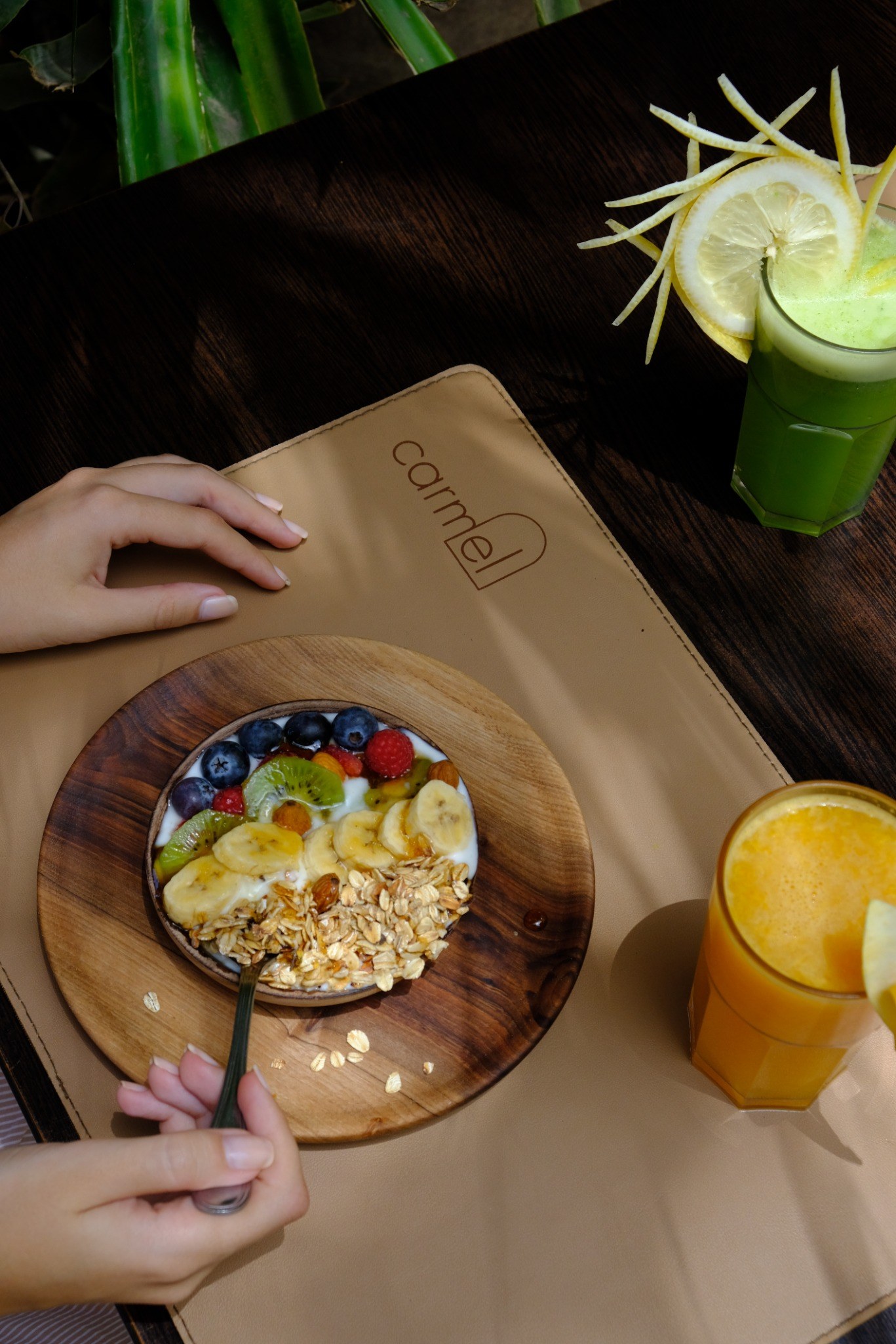 Bol de granola, fruits frais et yaourt du petit-déjeuner Carmel Marrakech