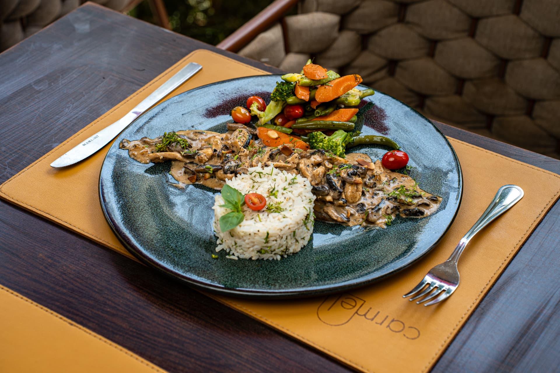 Escalope de poulet à la crème de champignons, riz parfumé et légumes de saison chez Carmel Marrakech