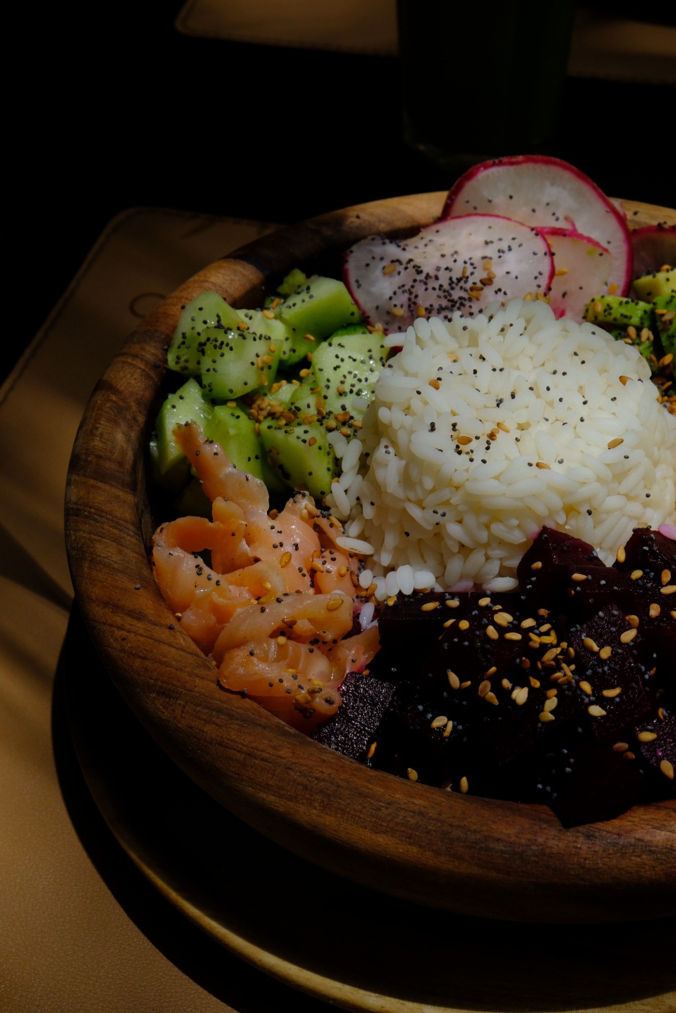 Gros plan sur le poke bowl au saumon de Carmel Marrakech