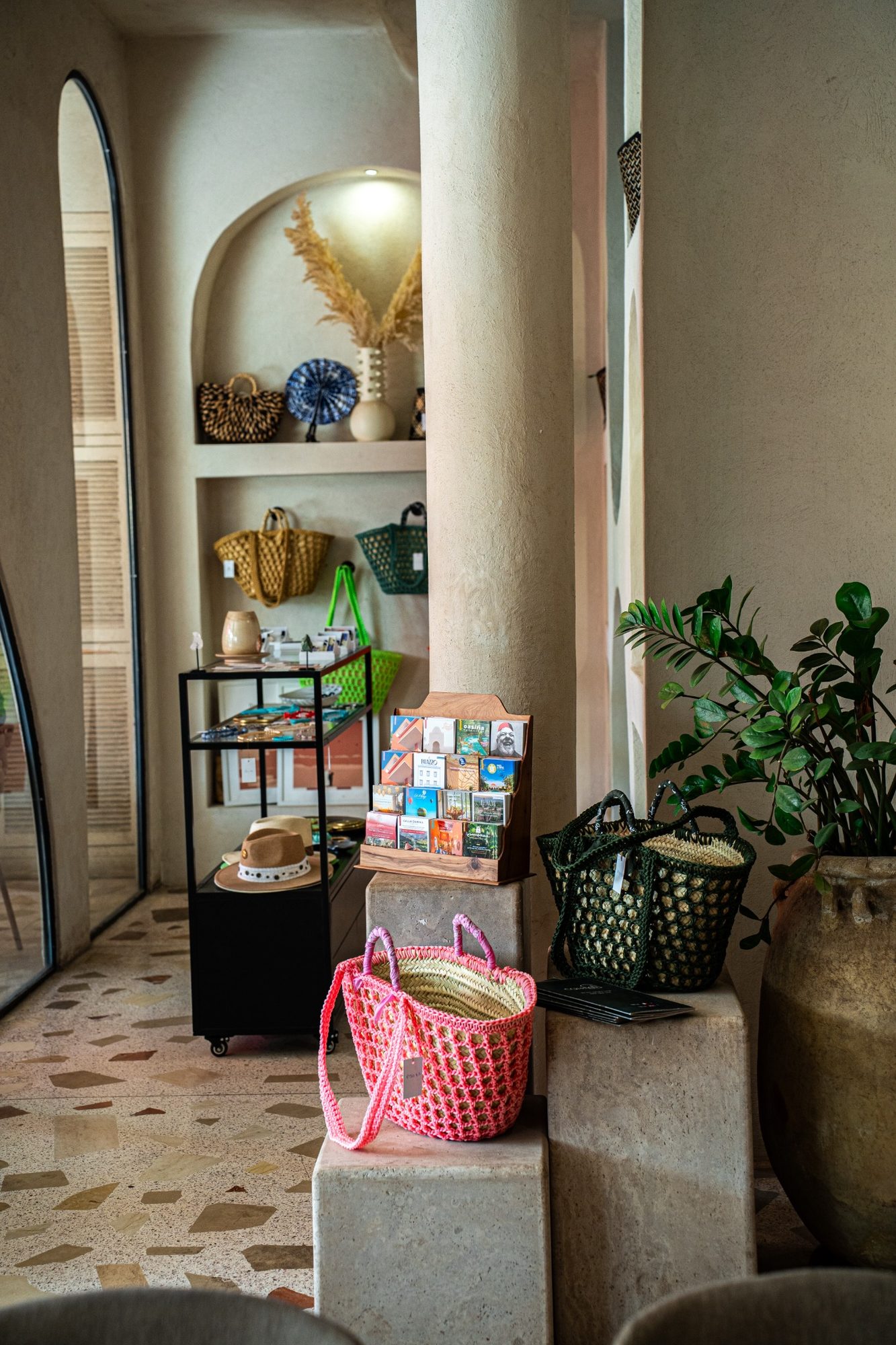 Le coin boutique de Carmel Marrakech avec paniers et céramiques