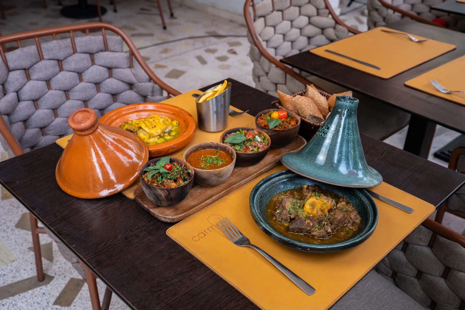 Table marocaine avec tajine chez Carmel Marrakech