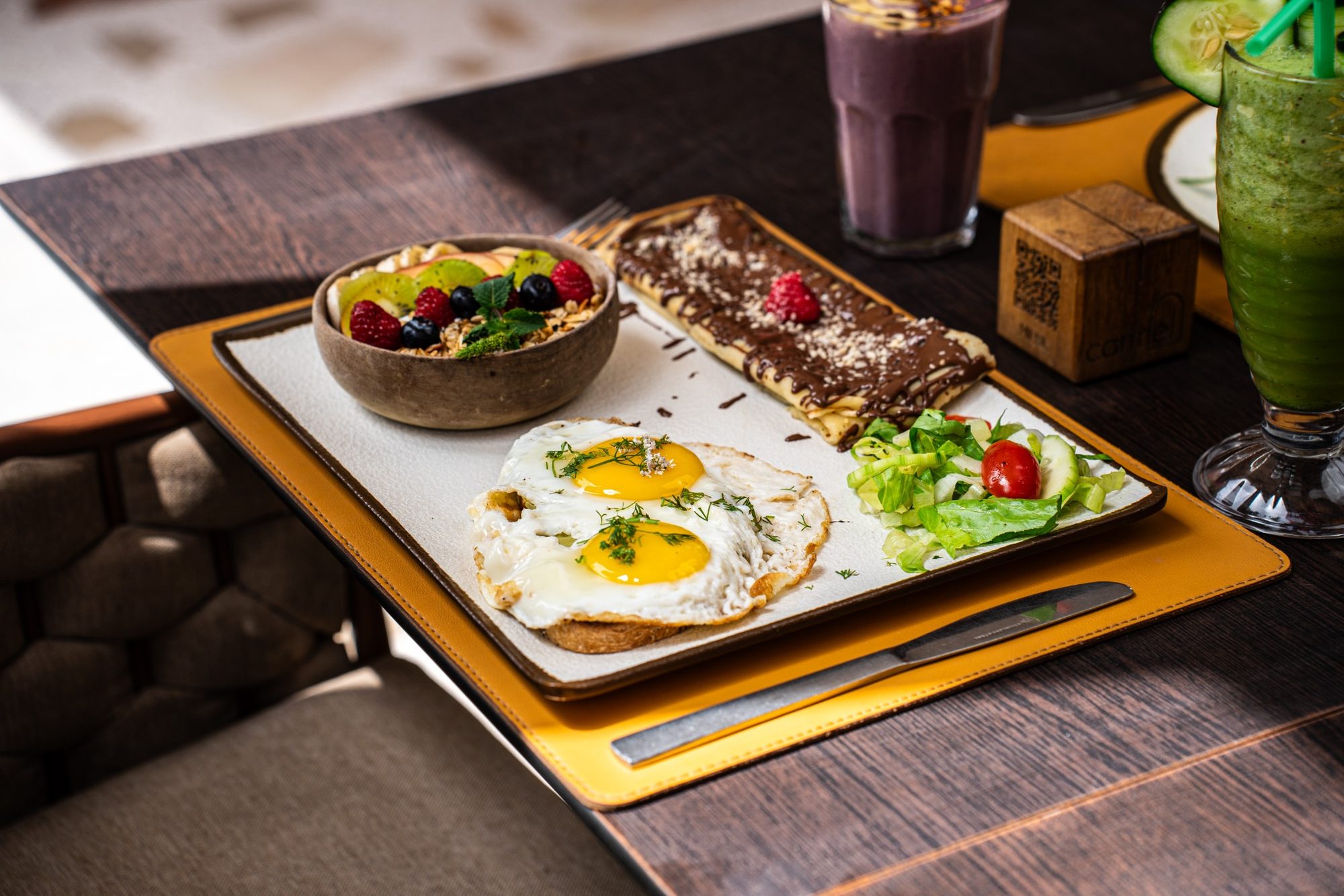 Plateau de petit-déjeuner chez Carmel Marrakech : œufs, granola et smoothies