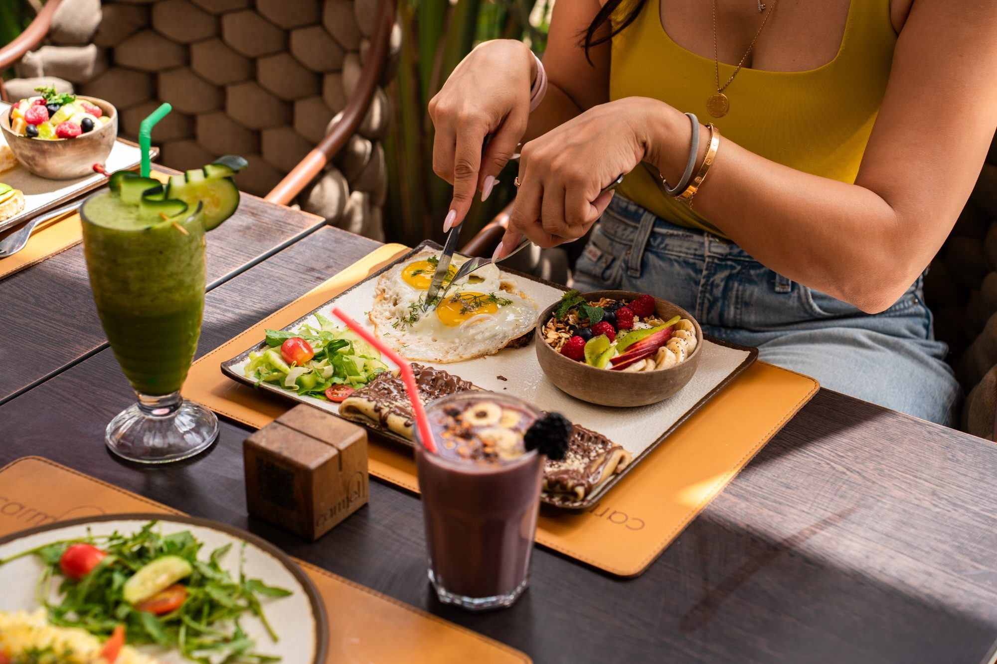 Un brunch partagé sur une table baignée de soleil chez Carmel Marrakech